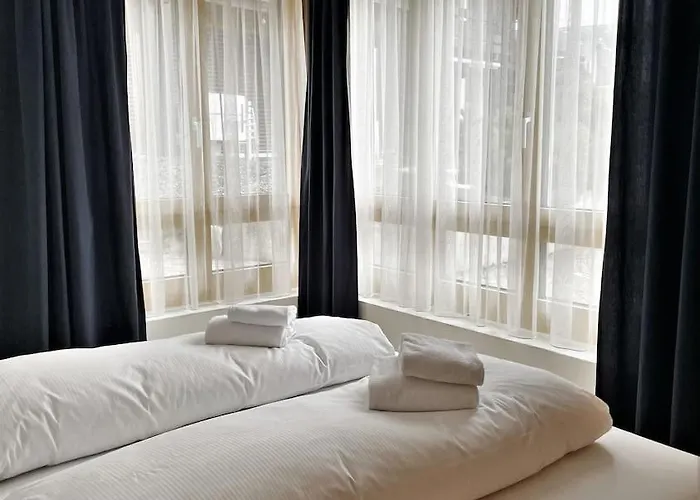 Lovely Family With Patio &fireplace &parking شقة *