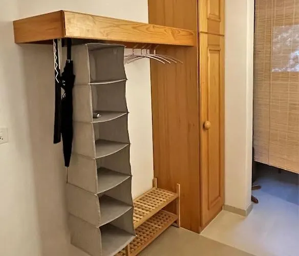 Lovely Family With Patio &fireplace &parking شقة *