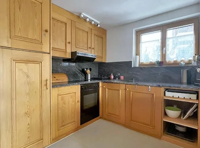 Lovely Family With Patio &fireplace &parking شقة *