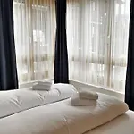 Lovely Family With Patio &fireplace &parking شقة *