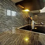 Lovely Family With Patio &fireplace &parking شقة