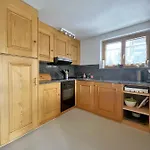 Lovely Family With Patio &fireplace &parking شقة *
